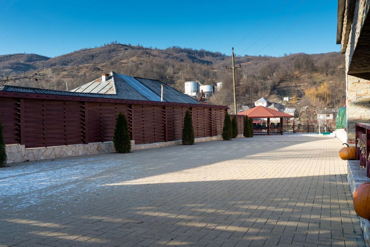 Pridvorul Haiducilor Slănic-Moldova Exterior foto